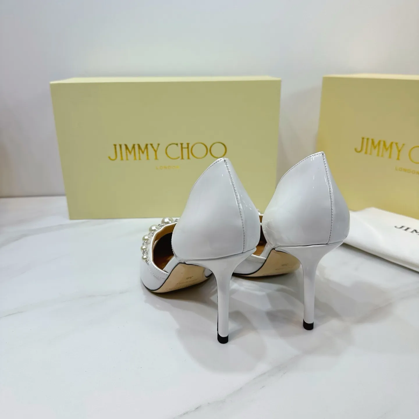 👟👟Ex-factory price 620👟👟 JIMMY CHOO (Jimmy CHOO) 💝💝💝 is a very comprehensive noble fashion lifestyle brand, with a series of women's high-heeled, medium-heeled, flat-heeled sandals with the same straps from major fashion bloggers and celebrities in Hong Kong and the United States.  The Australian pointed toe, round toe and square toe series are simply beautiful. Fall in love with elegance and playful sense of the future. Just by looking at them, you want to own them immediately, but you can really think about a pair of exquisite high heels~~~~~~~~~~~~~~~~~ 💝This series is specially designed for extraordinary and indifferent ladies, thus creating a unique overall effect, Jimmy Choo Design products that inspire women to move forward and show their charm💝💝💝 1⃣️Material: Imported patent leather 2⃣️Inner: Imported Italian lambskin, super soft and delicate 3⃣️Outsole: Imported Italian original original color genuine leather outsole Heel height 8.5 4⃣️Code number: 35 to 39 (34.40.41.42. Customized)
